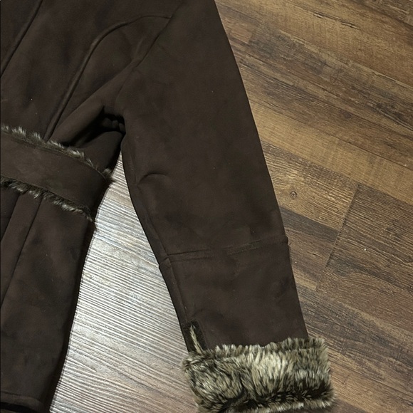 Loire NY Faux Fur Lined and Suede Wind-Blocking Pop Up Faux Fur Collar - Medium - Picture 13 of 14